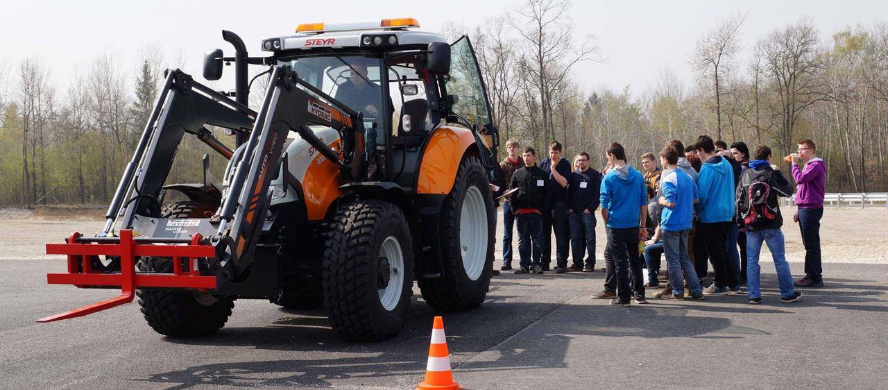 Technikbegeisterung wecken und moderne Berufsbilder vorstellen: Schülertage 2014 im Traktorenwerk St. Valentin